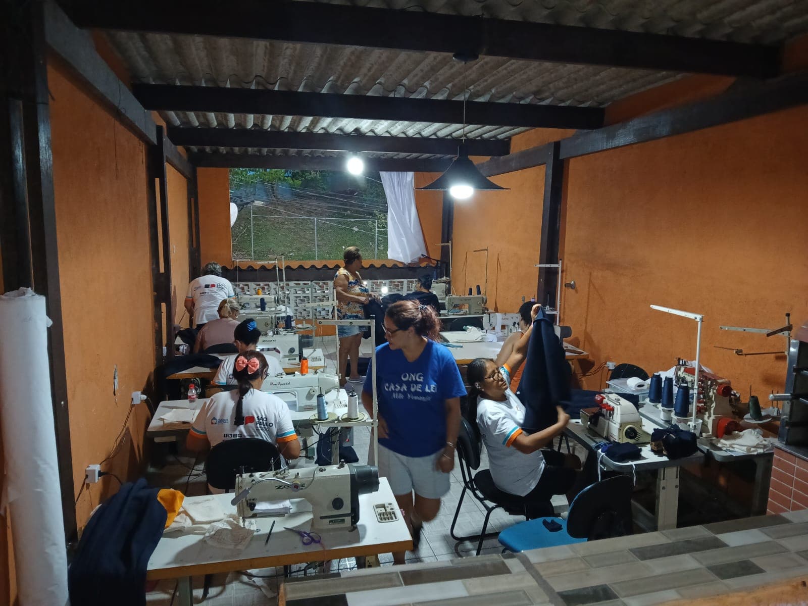 Aula de costura em andamento